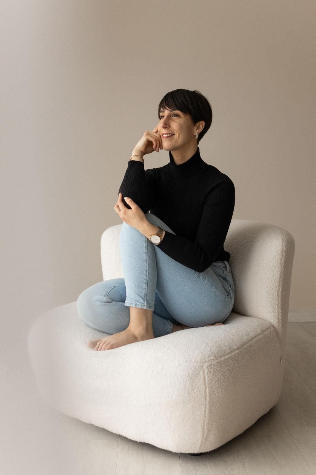 Sarah, coiffeuse et fondatrice de Lignée, assise dans un fauteuil